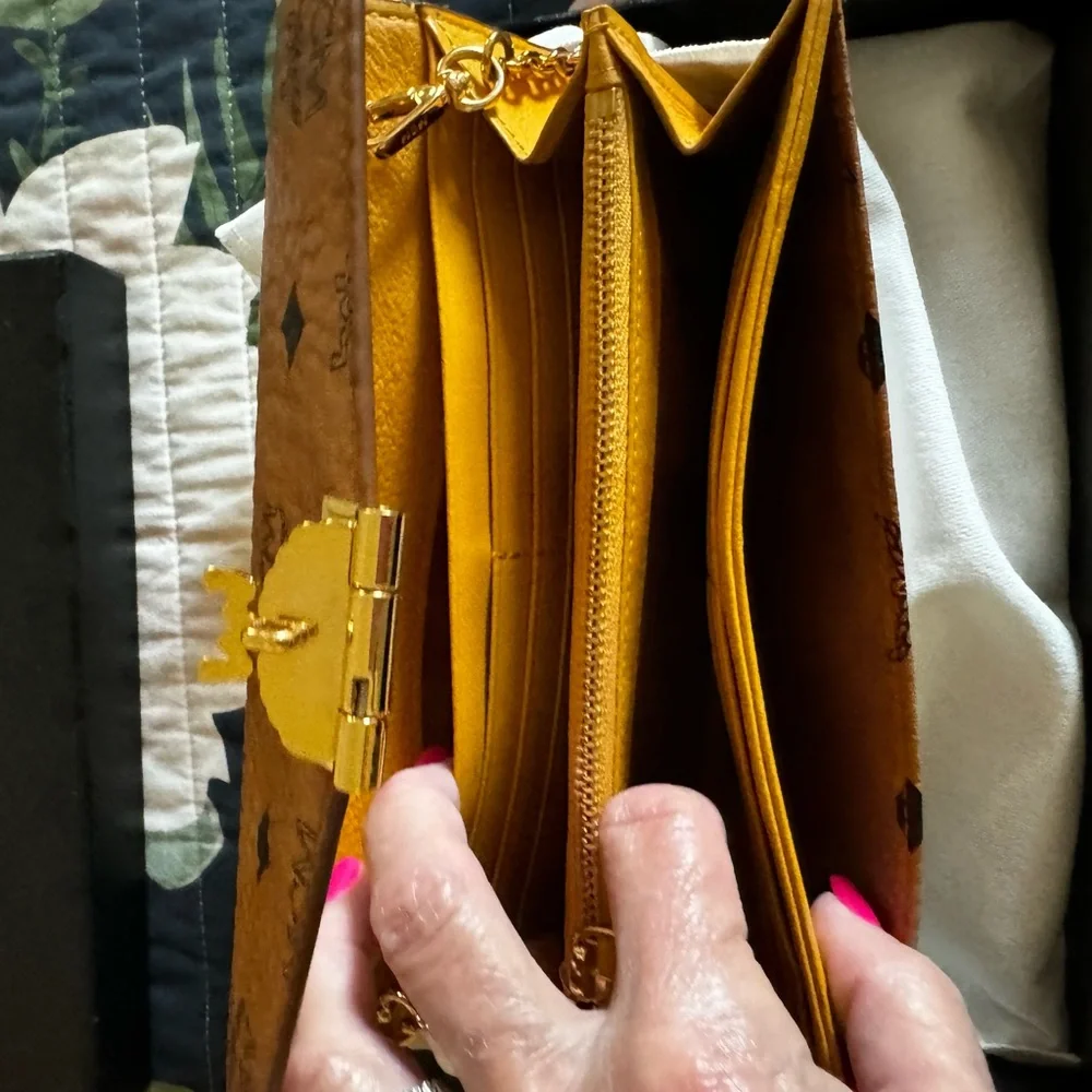 MCM Crossbody Wallet with removable gold chain. - Picture 5 of 15